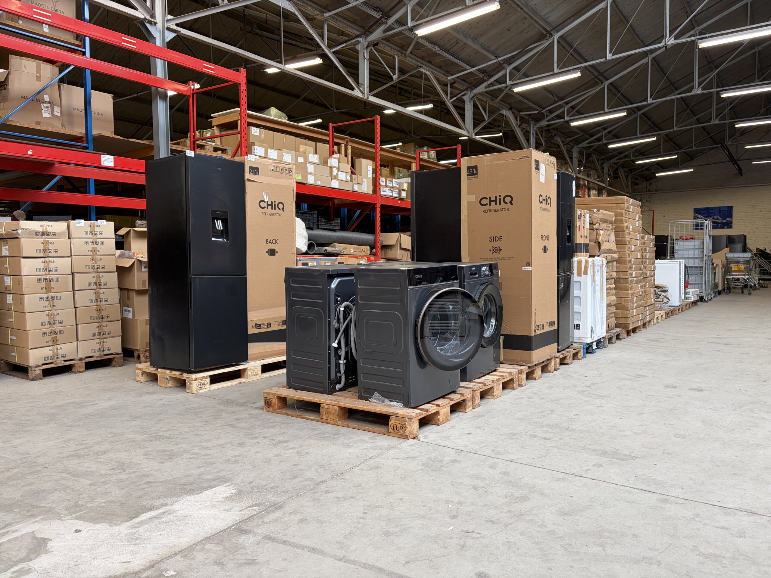 Diverse overtollige voorraad en goederen op pallets in een magazijn