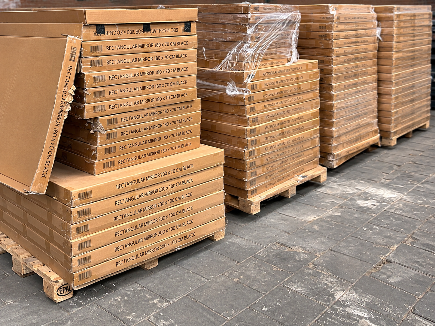 Pallets met overtollige voorraad voor online partijhandel en veiling