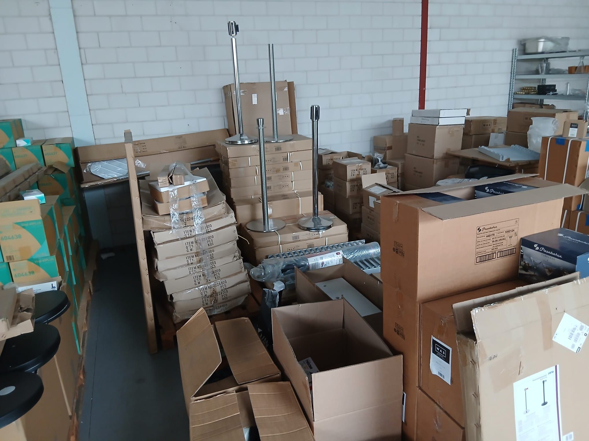 Grote hoeveelheid overtollige handelsvoorraad opgeslagen in een magazijn