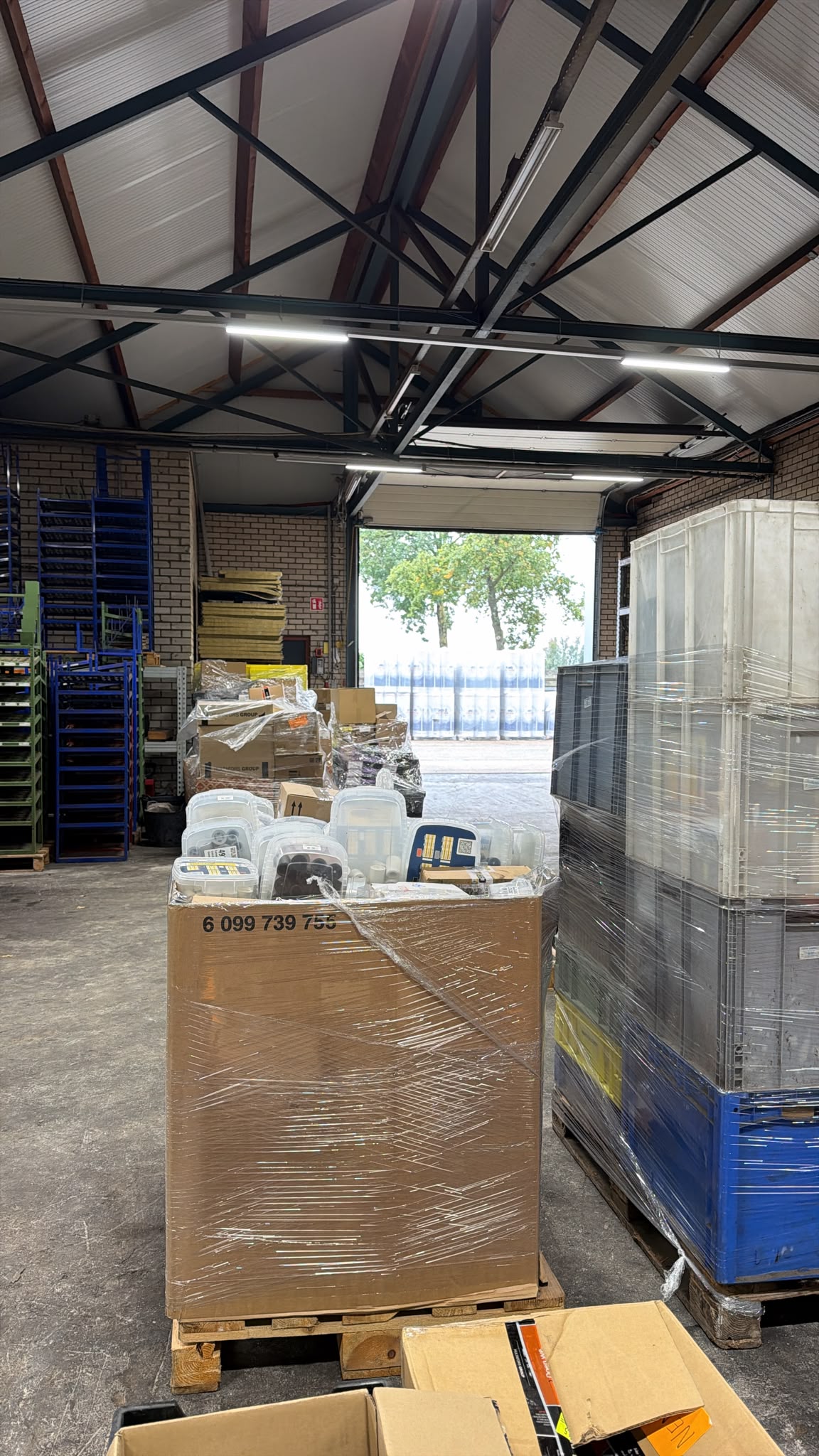Partij bouwmaterialen en technische producten klaargemaakt voor verkoop via een online veiling