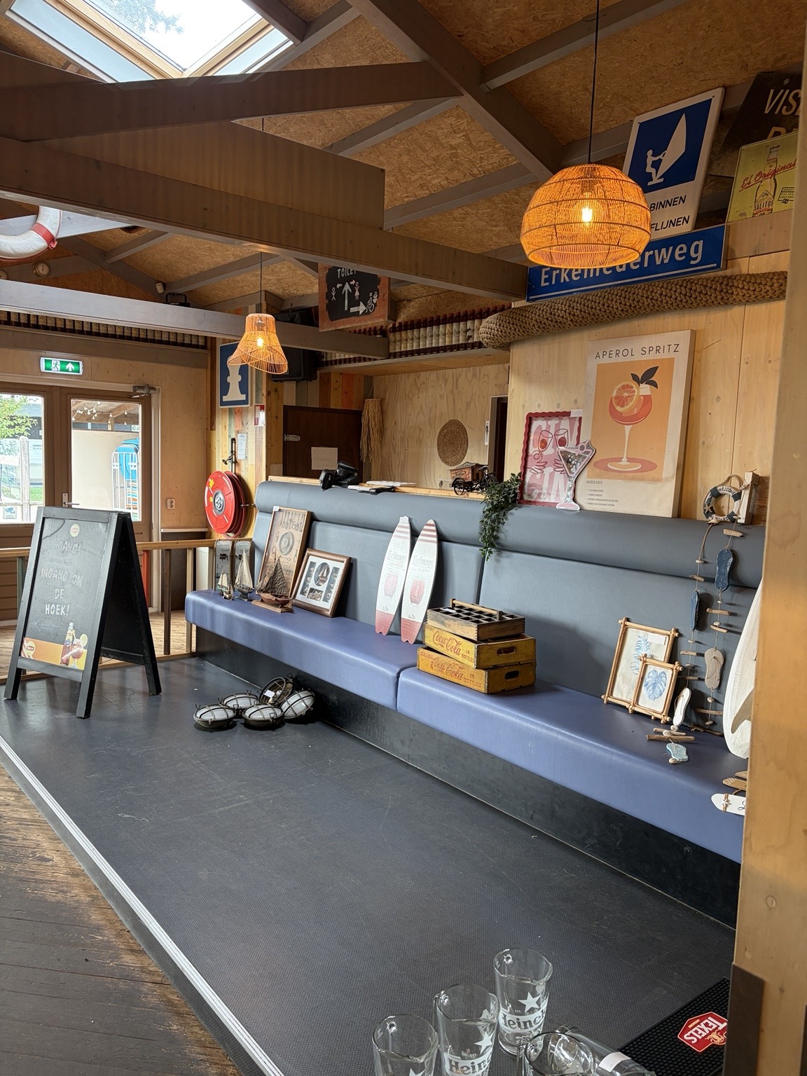 Zitgedeelte van De Jutter met horeca-inventaris