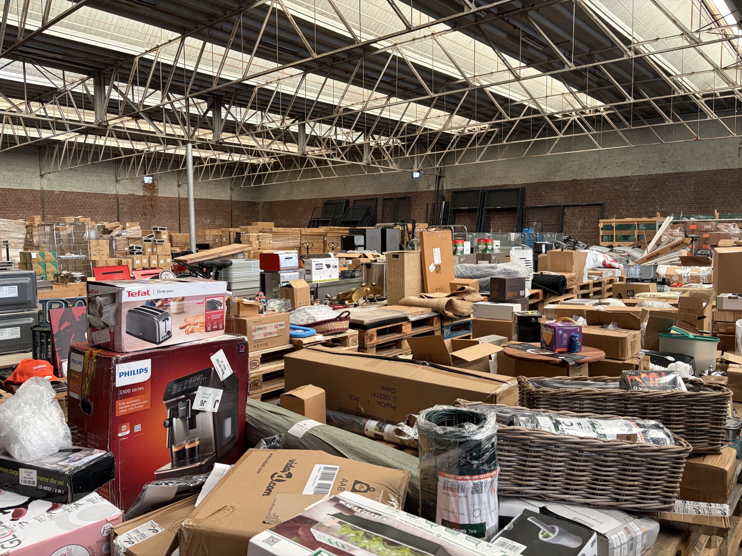 Retourgoederen en overtollige webshopvoorraad worden voorbereid en verdeeld in kavels voor online veilingverkoop.