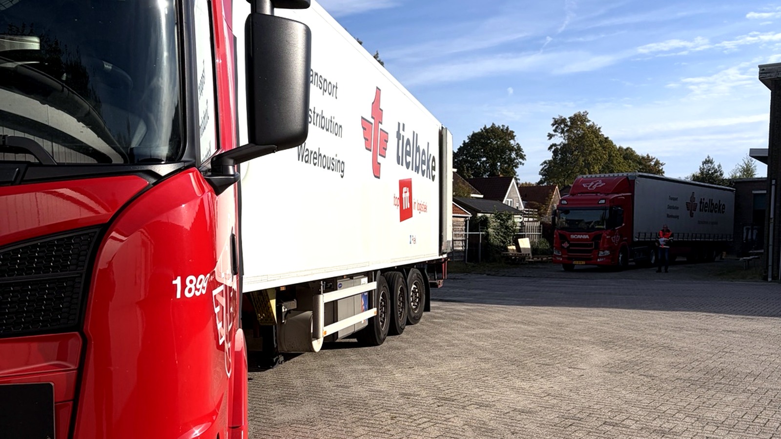 Vrachtwagens bij het magazijn van Veilinghuis Nederland in Hoogeveen voor transport van bedrijfsinventaris en goederen voor online veilingen