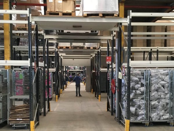 Het magazijn van Veilinghuis Nederland, gespecialiseerd in het opkopen, verkopen en veilen van goederen voor bedrijven.