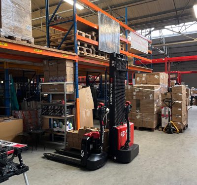 Het magazijn van Veilinghuis Nederland, waar voorraden worden opgeslagen en voorbereid voor online veiling of verkoop.