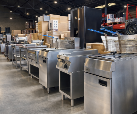 Complete horeca inventaris verkopen – professionele keuken met ovens, kooklijn en RVS werkbanken