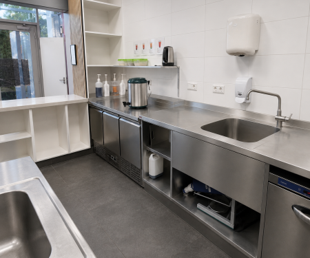 Professionele horeca spoelkeuken met RVS werkbladen, spoelbakken en horeca apparatuur.