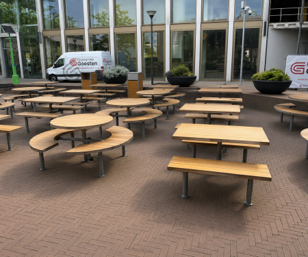 Modern horeca terras met houten picknicktafels en buitenmeubilair voor horeca locaties.