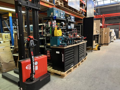 Overtollige inventaris die Veilinghuis Nederland opkoopt