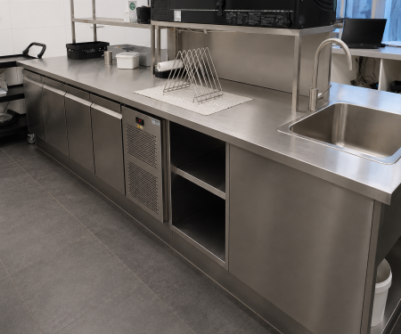 Professionele RVS horeca werkbank met ingebouwde koelwerkbank en spoelgedeelte.